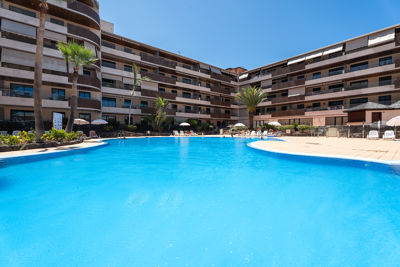 View of the tranquil pool at Teide View, Balcones de Los Gigantes, perfect for relaxation.