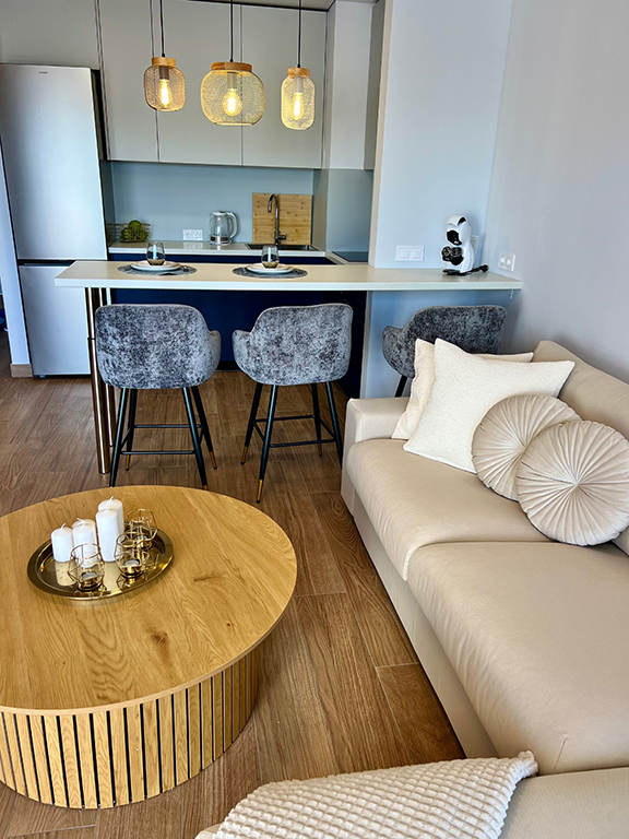 A functional kitchenette with dining area, designed as an open and comfortable daytime zone.