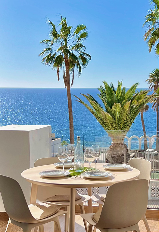 Taras z widokiem na ocean w Callao Salvaje na Teneryfie, gdzie poranki pachną kawą, a dni płyną w rytmie fal.