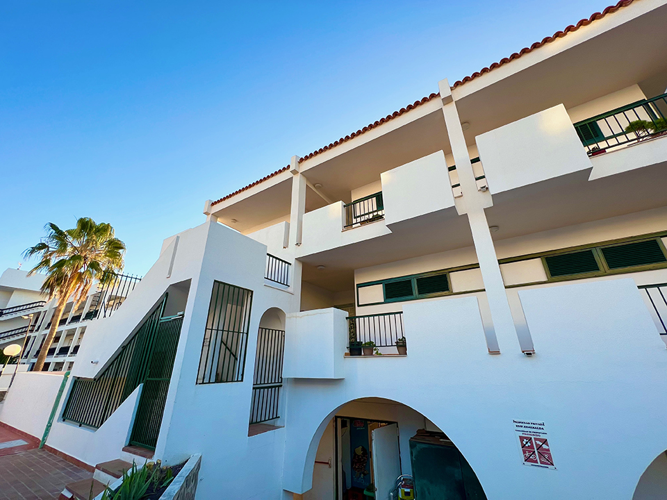 Entrance to the apartment building in Callao Salvaje, a quiet and well-kept residential space.