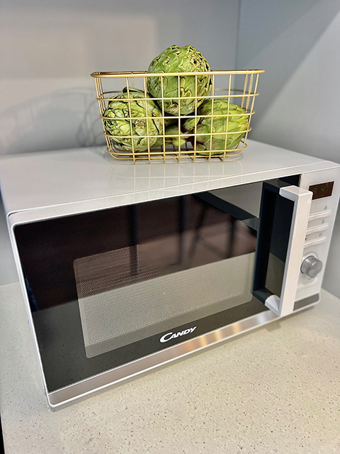 The microwave in the kitchenette of our apartment is a detail that facilitates quick and convenient meals.