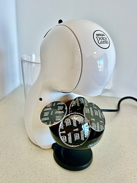 The Dolce Gusto coffee machine in our apartment is a detail of the daytime area conducive to morning relaxation.