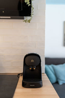 Kitchenette with Philips coffee maker, ideal for enjoying morning coffee in the apartment.