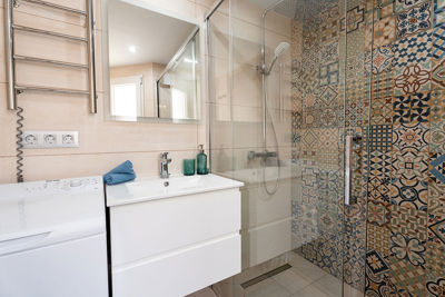 Stylish bathroom in the apartment in Amarilla Golf with a comfortable space and well-cared details.