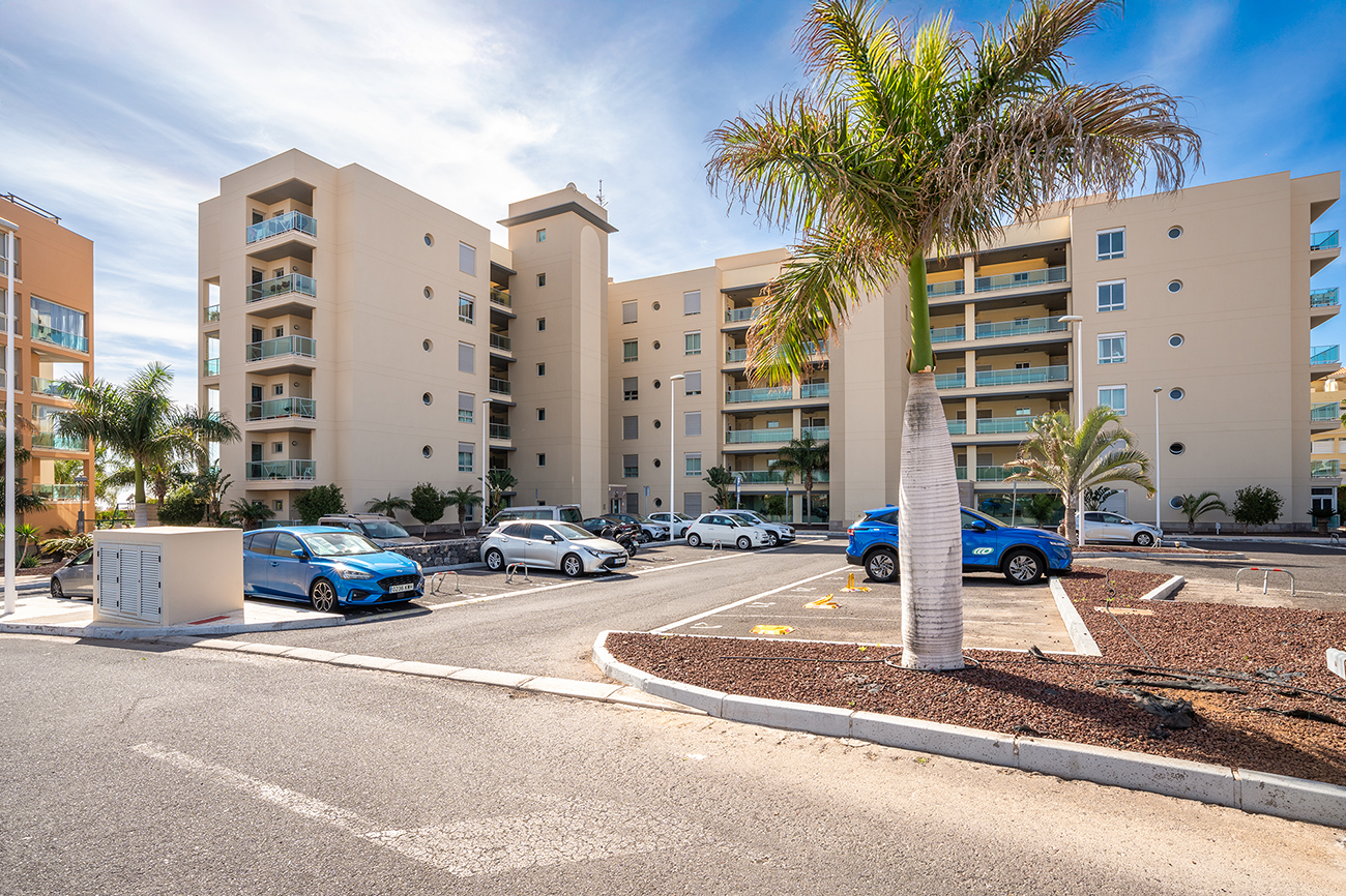 View of the modern apartment in Golf del Sur, featuring private parking access and close to the beach in the Canary Islands