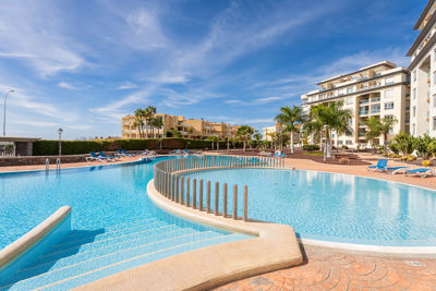 Pool access with ramps and spacious area in the La Vista del Mar vacation apartment, Canary Islands.