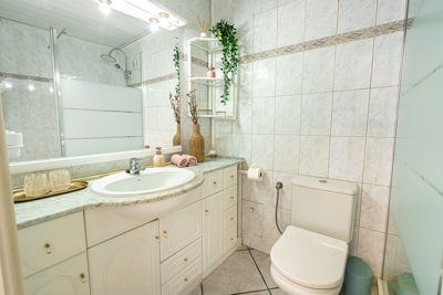 Modern and bright bathroom featuring ceramic details and quality fixtures in the Sol del Sur Ocean View apartment, Canary Islands.