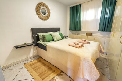 Spacious bedroom with modern decor and balcony showcasing panoramic ocean views in the vacation rental Sol del Sur, Canary Islands.