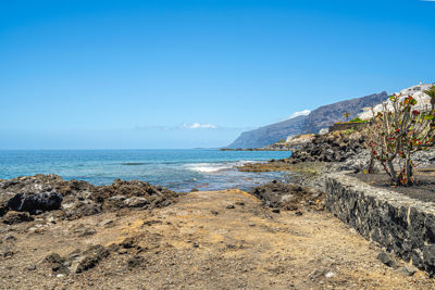 Spacious outdoor area of the apartment featuring garden views and a relaxing atmosphere in the Canary Islands.