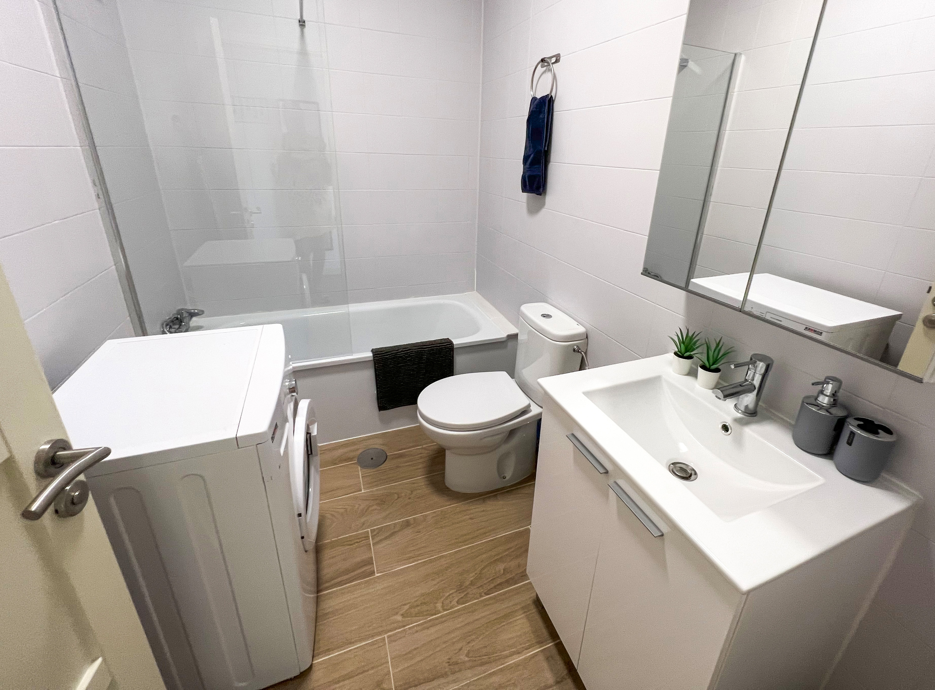 Bright and spacious bathroom in Orlando Sea View property in Costa Adeje.