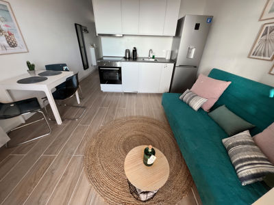 Modern open kitchen with natural light at Orlando Sea View, Costa Adeje.